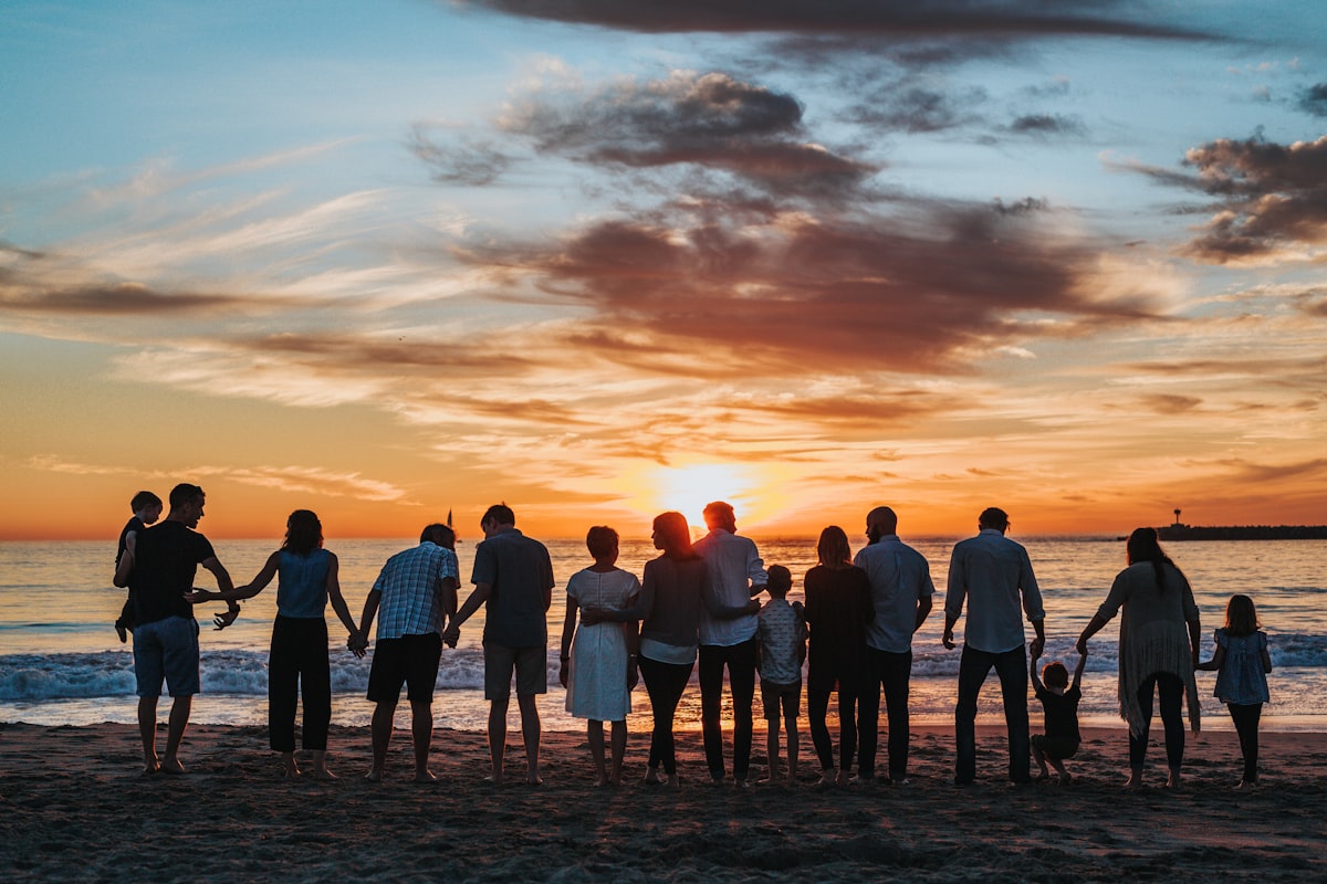 Familia paseando, símbolo de ahorro orientado al futuro